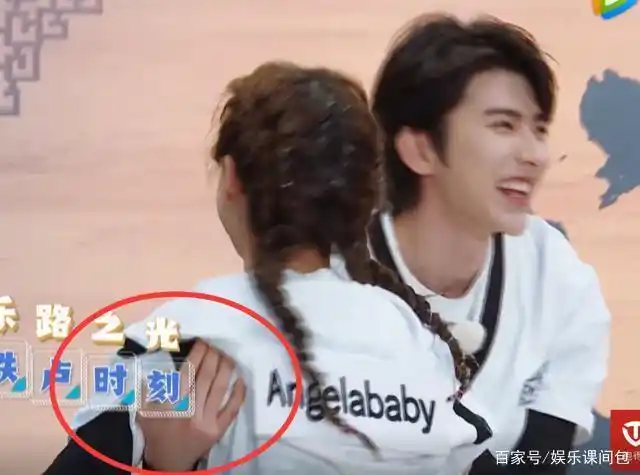 蔡徐坤搀扶倒地的baby太养眼了,蔡式凌波微步你不能错过!