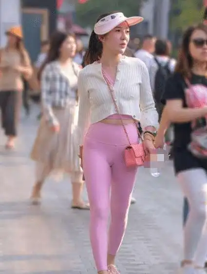 粉色紧致瑜伽裤的美女运动气息满满三角区仔细看有惊喜