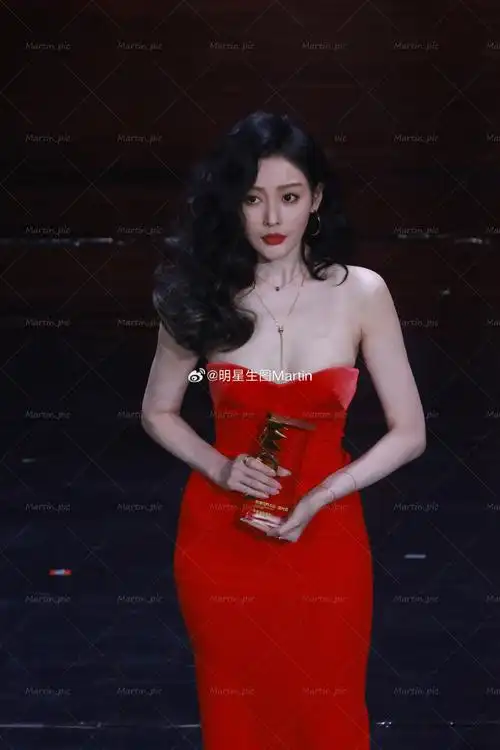 张天爱 红色低胸礼服搭配大波浪长发,美到失语!#张天爱