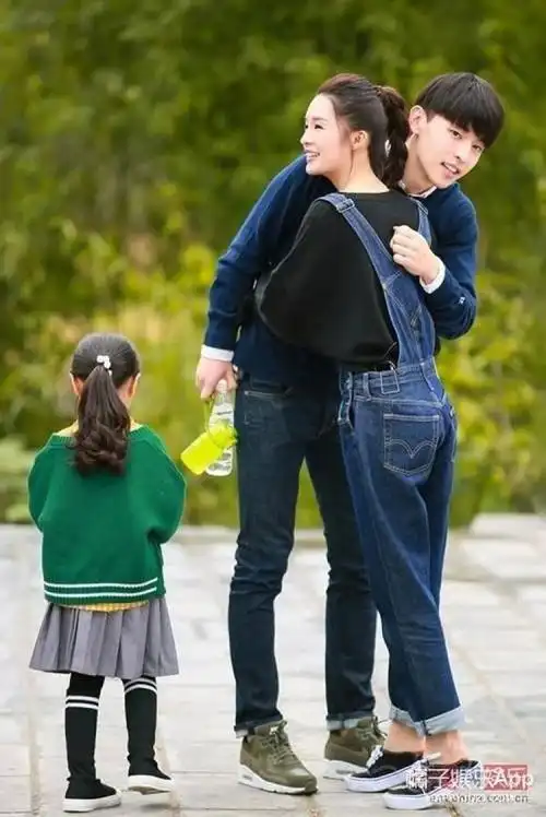李沁加盟《爸爸》和邓伦一起照顾小山竹,这"一家三口"好养眼