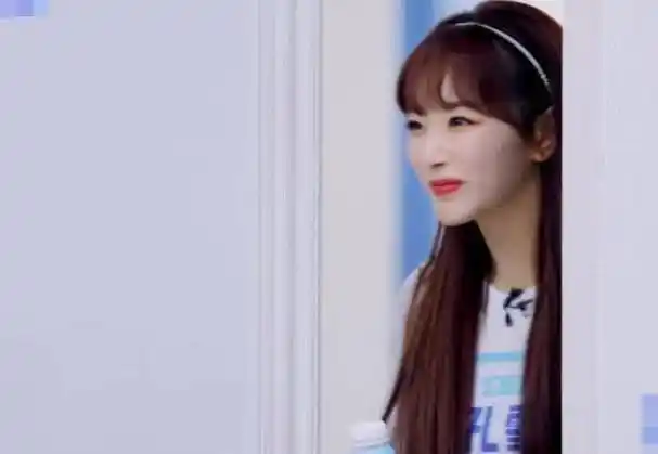 原创孔雪儿选择和虞书欣一队有谁注意俩人见面时的反应不愧是好姐妹