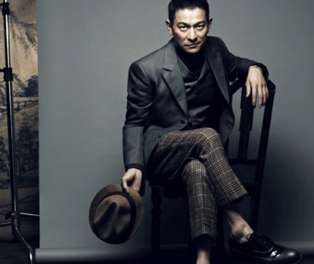 "天王"刘德华陪媳妇探亲,女儿乖巧与老爸牵手,朱丽倩低头紧跟