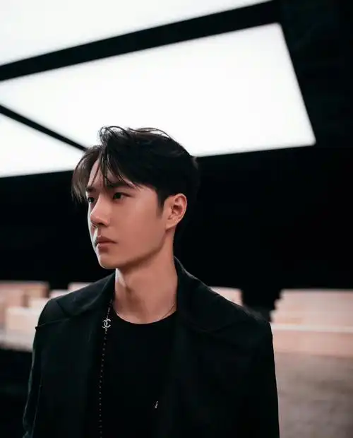 王一博出席chanel东京大秀的造型项链腰带腕表运动鞋