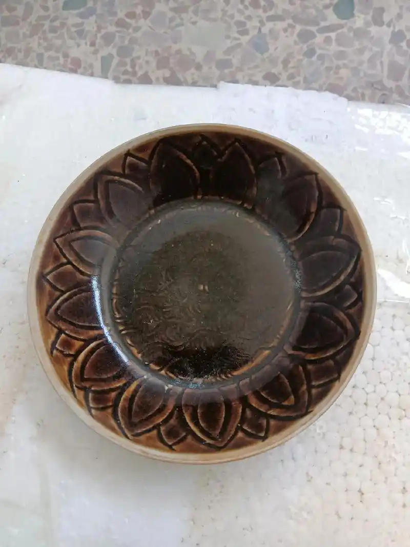 辽金定窑瓷洗,酱釉,芒口,刻官字底款,内刻花,口径9.7厘米 - 抖音