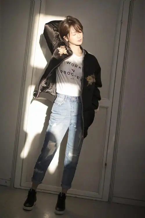 杨紫穿粉色西装,变最美"小猴子",没承想被"玻璃碴子"抢镜!