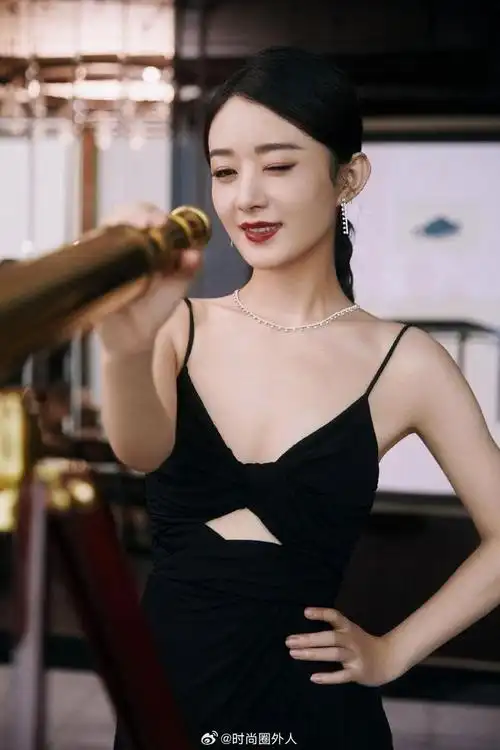 赵丽颖最新写真,穿黑色吊带高开叉长裙,小秀性感的颖宝呀__财经头条