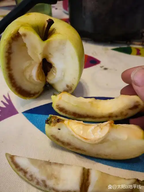 好好的青苹果,切开这个样子! 皮好好的,里层的肉尝一下还挺好!