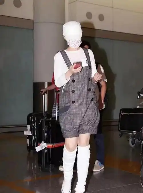 许晴带助理现身机场只要她不打电话别人肯定把她认成二八少女