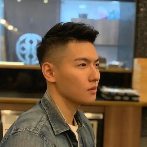 两边铲光中间留长是真的帅