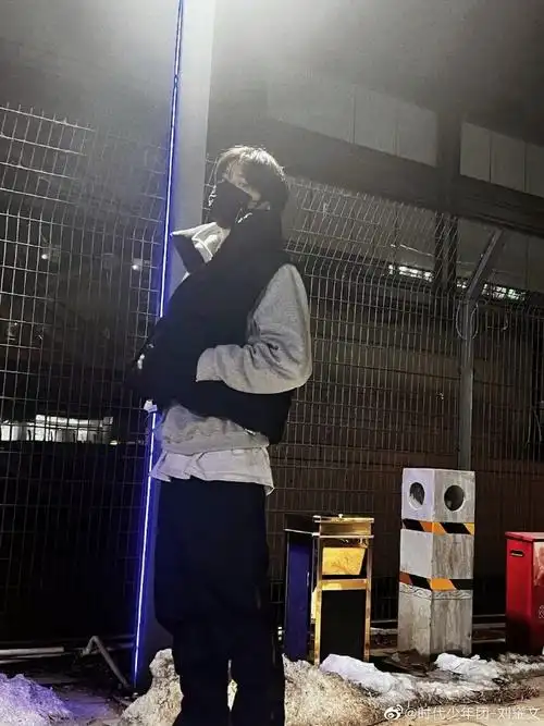 刘耀文分享两张照片