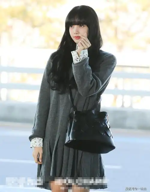 lisa现身机场,又换新造型,学院风连衣裙秀美腿,黑长卷发太清纯_发型