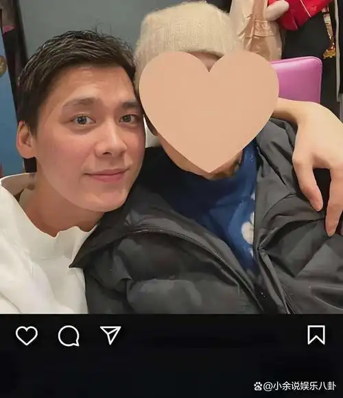 37岁李易峰日本街头被偶遇,和女网友合照,亲和力十足!