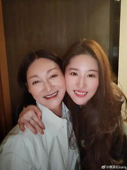 刘亦菲晒36岁生日现场照被鲜花玩偶簇拥嘟嘴卖萌开心似少女