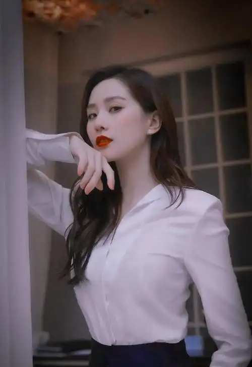 刘诗诗一袭抹黑白拖尾西装,干练潇洒气场强大,真是攻气十足啊