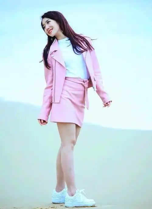 孟美岐一身粉色套装去沙滩,终于像20岁,看到那肉脚丫我笑了!