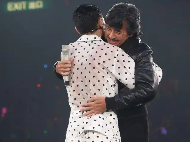 他是香港乐坛大哥刘德华的恩师娶费翔初恋两人成歌坛神雕侠侣