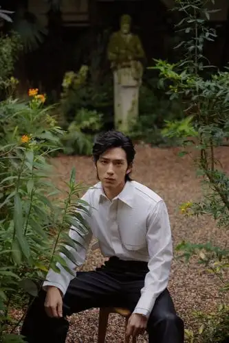 井柏然身着白色衬衣 绅士儿儒雅!