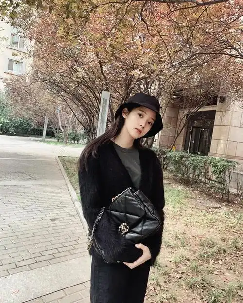 香奈儿包包明星街拍无论男女背都好看的包款到底有哪些呢