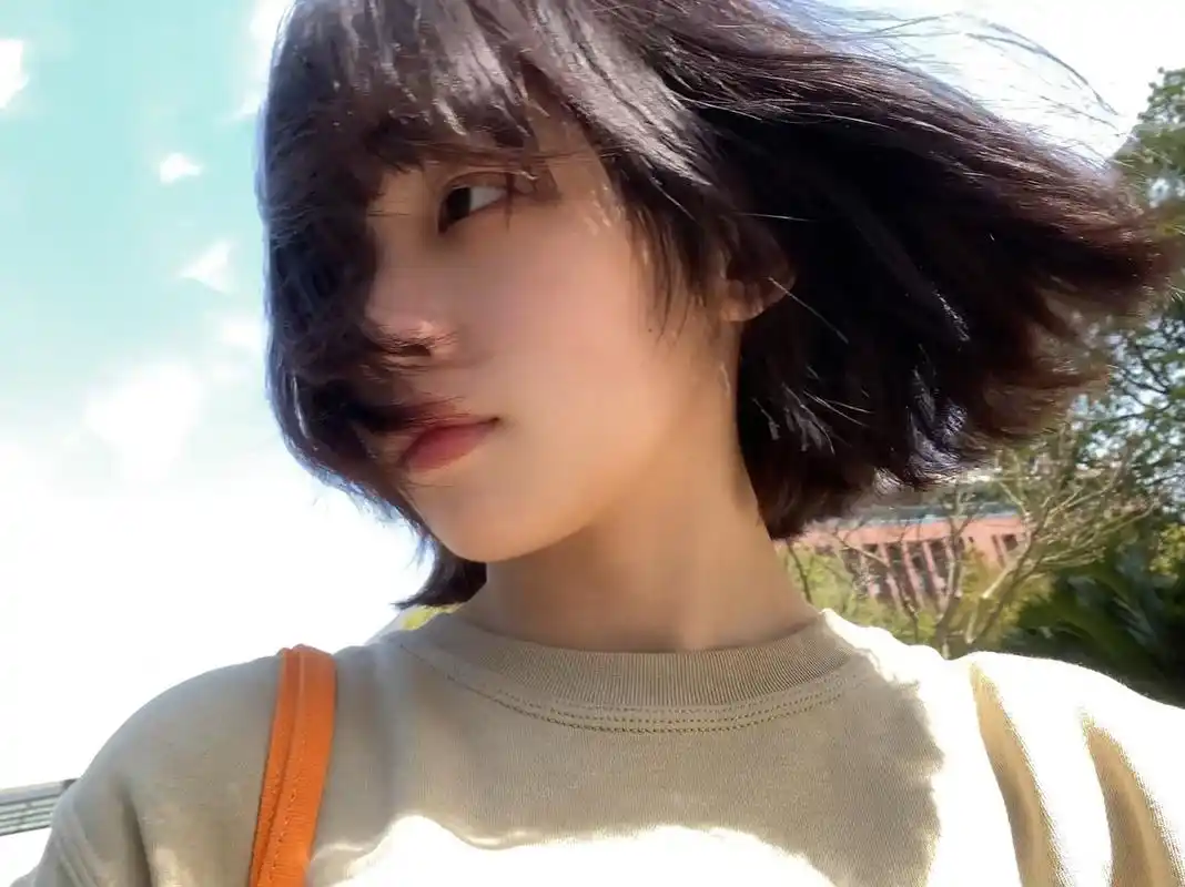 女高中生短发      春天来啦