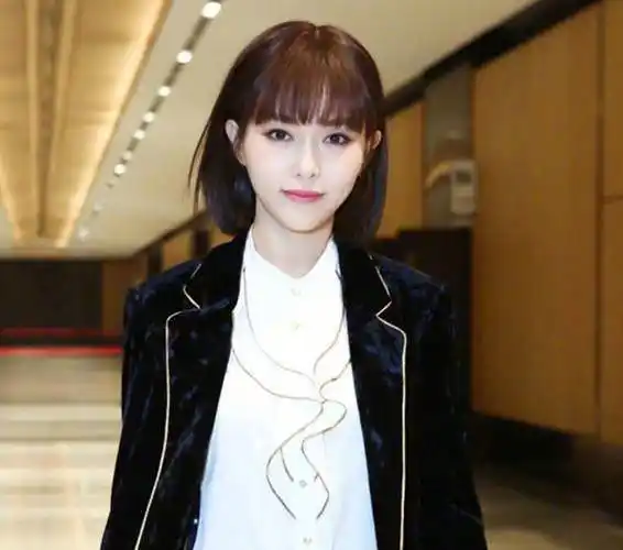 37岁唐嫣罕见短发露面,造型可爱俏皮像少女,穿短裙尽显细腰长腿_穿着