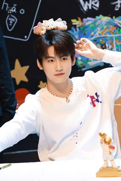 周柯宇今日苏州签售会饭拍脸链 王冠 可爱毛绒发套是帅气小王子!