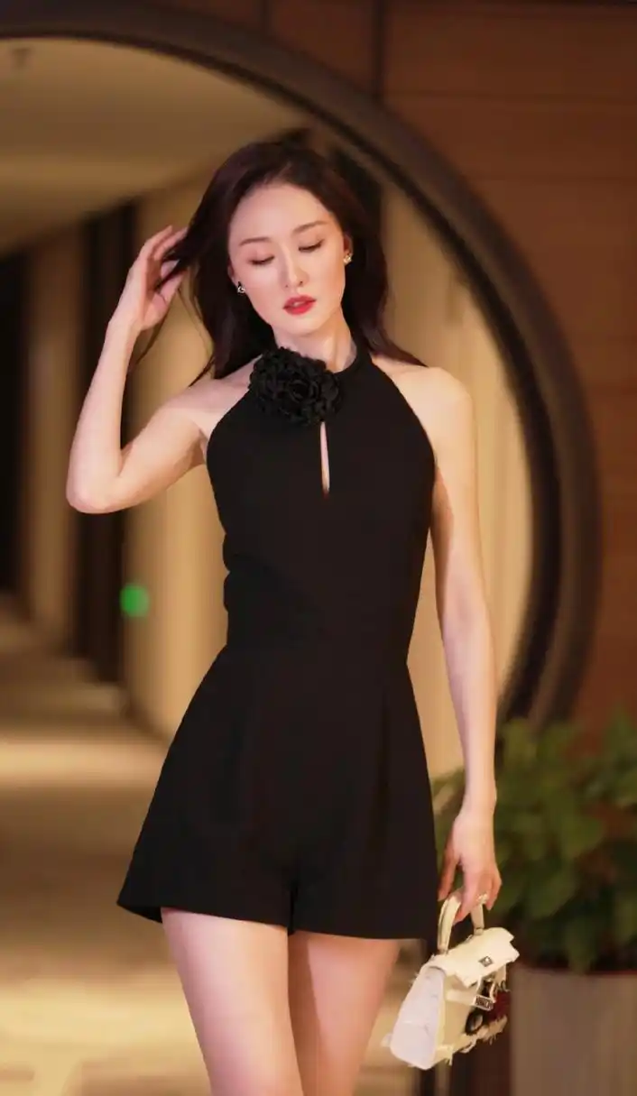 张雯# 婀娜多姿的身材,纤瘦苗条的小蛮腰,白皙细嫩的大长腿,性感迷人