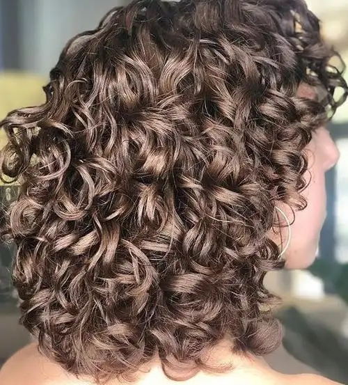 复古风格的小卷烫发型,洋气又时髦,看起来特别立体有型,越烫越个性.