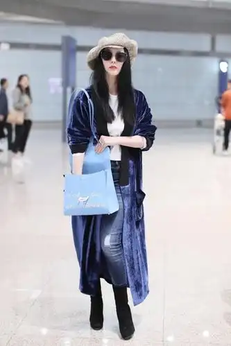 范冰冰街拍:丝绒开衫破洞牛仔裤 delvaux手袋麂皮靴时髦优雅
