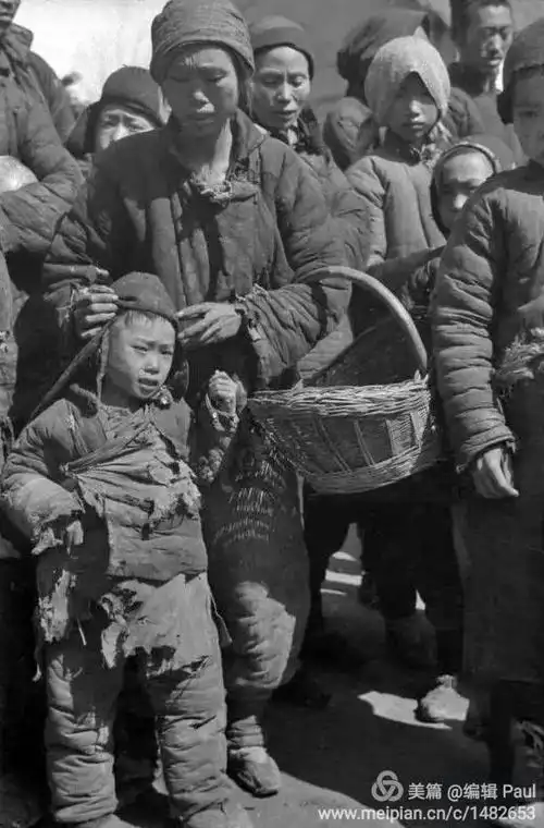 人们卖儿卖女,背井离乡,一千多万人的流离场面.