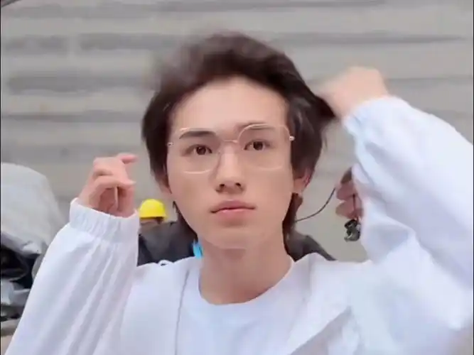 【宋亚轩】"素颜眼镜宝宝"