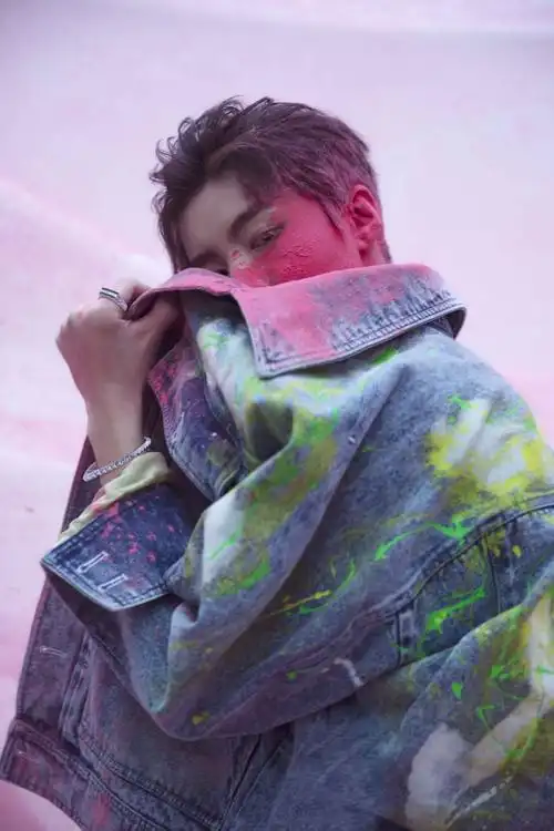 王俊凯粉"末"大片今日释出 全新寸头造型诠释成长新态度