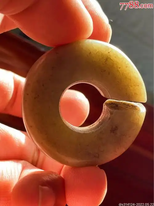 红山时期哈民文化开口玉珏最早的人类佩戴饰品开口典型俩面均带有加工