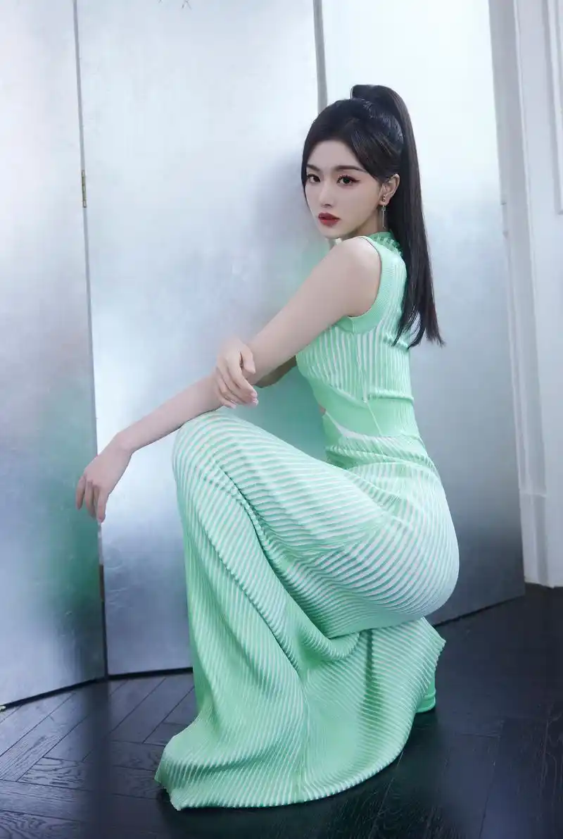 孔雪儿绿色露脐连衣裙时尚写真,颜值完美五官精致,身材修长婀娜