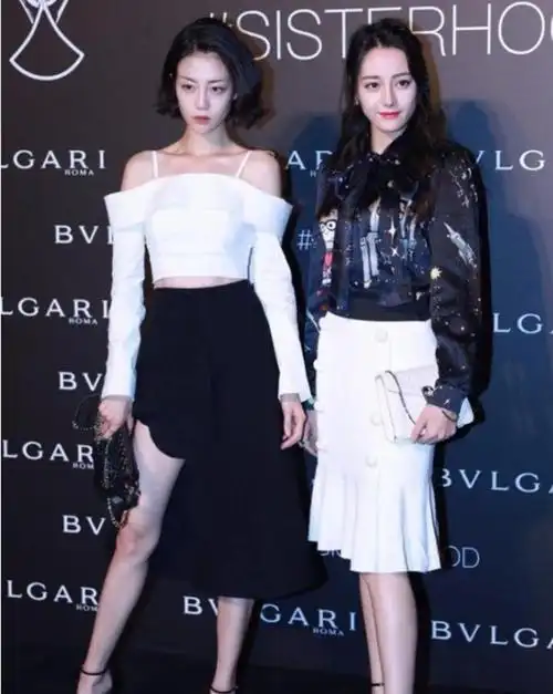 迪丽热巴同框李溪芮,身高仅差2cm,气场却输了一大截!