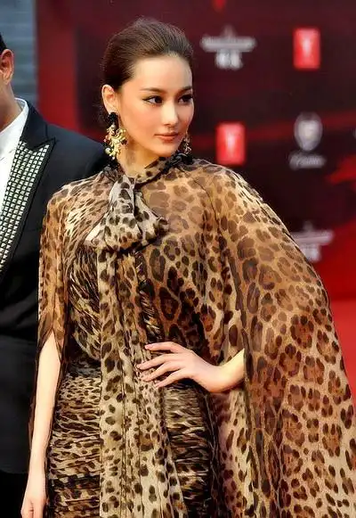 张馨予豹纹装亮相上影节红毯 贵气内敛星光闪耀
