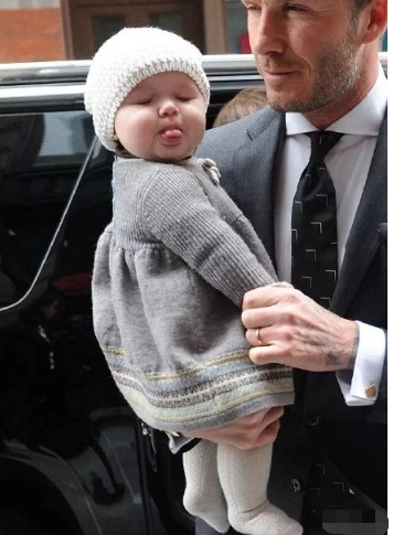 贝克汉姆晒女儿近照 小七着紫色碎花裙少女感满满