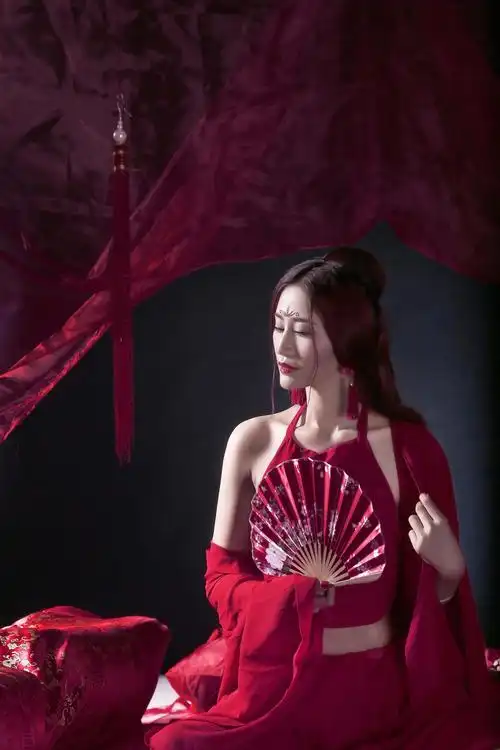 性感红衣美女妖艳妩媚床上诱惑写真