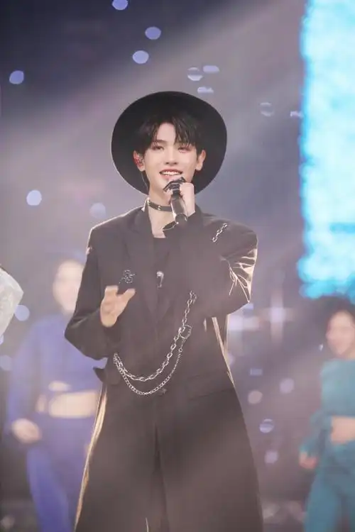 黄明昊超话·#黄明昊金曲青春#舞台精彩瞬间送达,@jjjustin0219化身