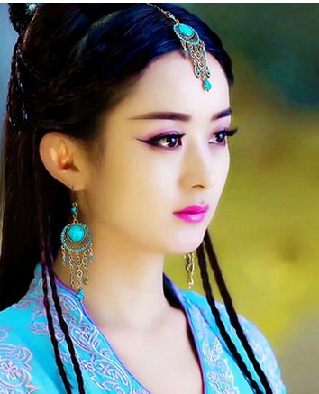 《杨贵妃》里的亮眼造型,这身蓝色印花图案的古装造型美轮美奂,配合