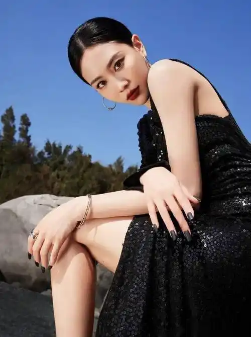 王霏霏41岁如诗如画的写真,让人直呼这谁顶得住的魅力磁场!