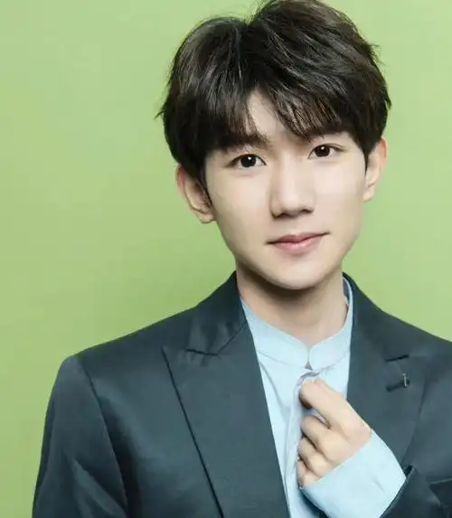 王源扎着可爱的双马尾,身穿洛丽塔风格的服装,显得甜美又迷人.