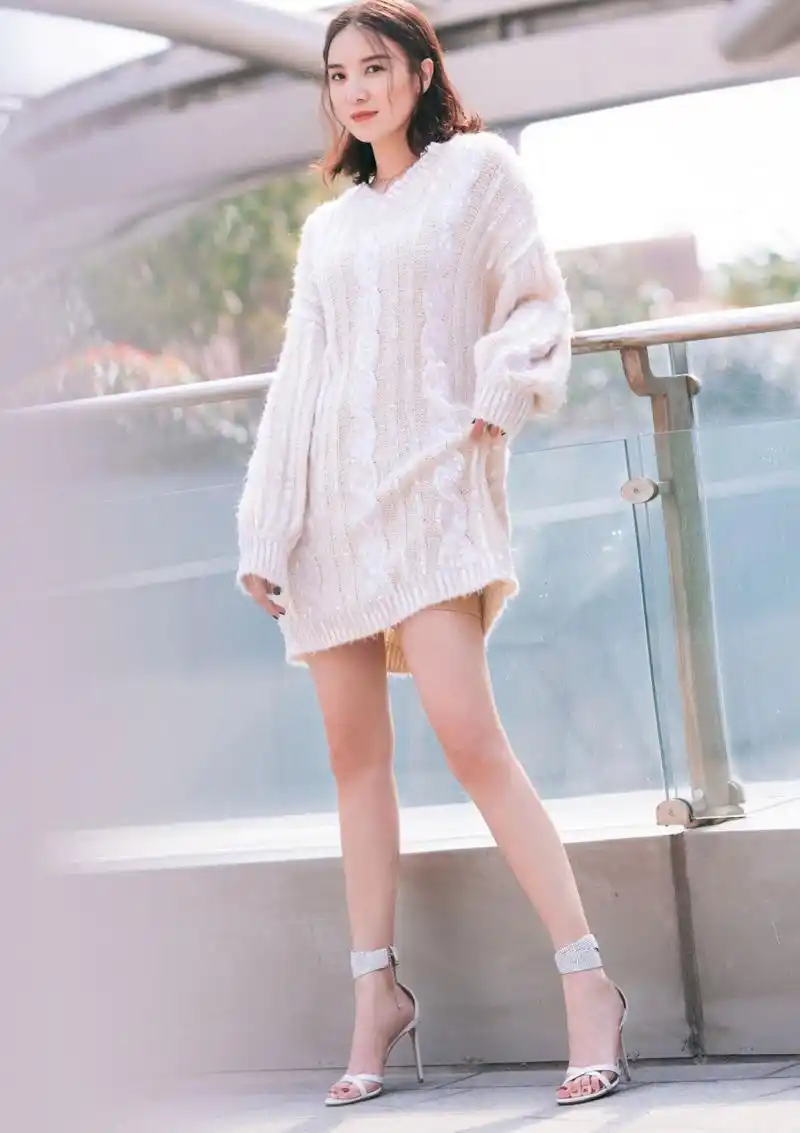 宋佳越来越有韵味了,毛衣配高跟鞋,优雅精致,温婉可人,一颦一笑间都透
