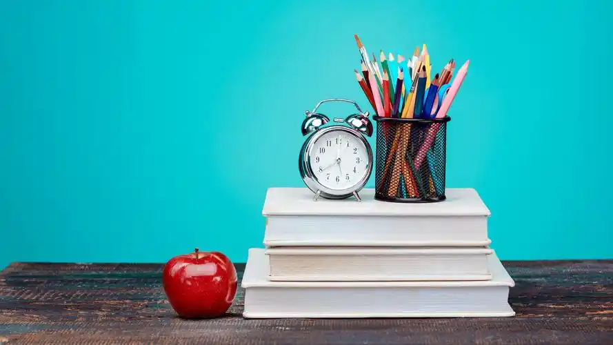 下载桌布 3840x2160 红苹果,书籍,铅笔 uhd 4k 极清 桌面背景