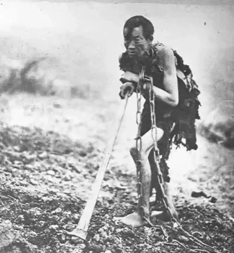 这张照片拍摄于旧社会的西藏,一名农奴带着厚重的锁链正在劳作.