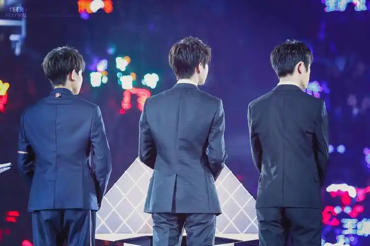 帝国三个男孩子的背影