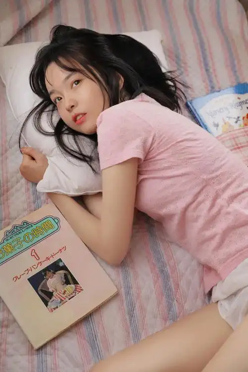 清新粉嫩美少女诱人床上写真图片