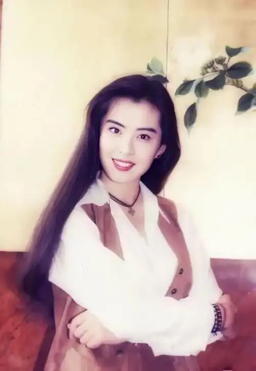 王祖贤年轻时是真好看啊笑起来满脸灵动原生态脸就是不一样