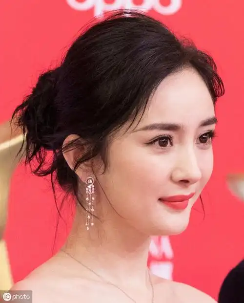 杨幂出席活动照片,皮肤白嫩气质出众