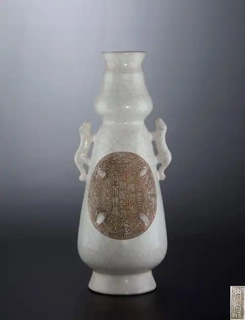 2220 宋代 官窑刻字镶宝石兽耳瓶