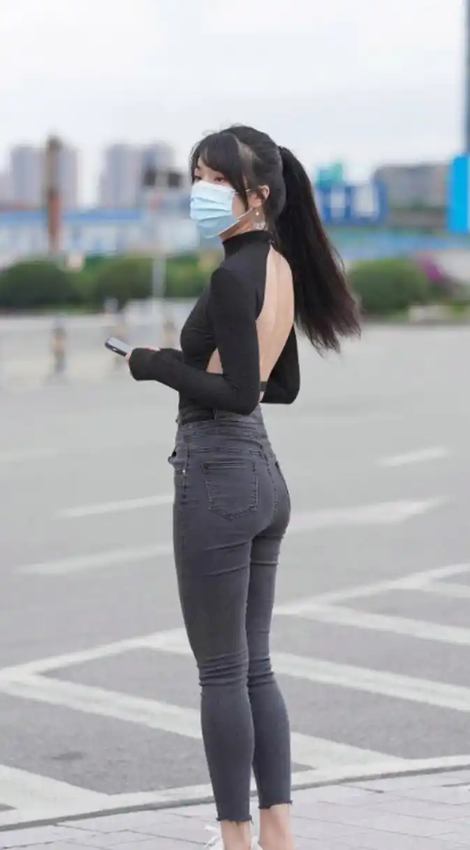 露背体恤搭配紧身牛仔裤美女街拍